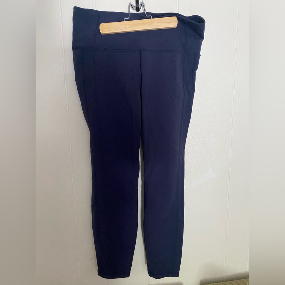 Athleta 7/8 navy leggings in navy.